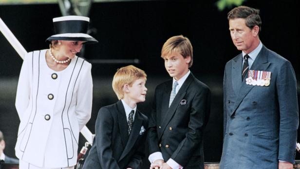 Prinzessin Diana mit Harry, William und Charles.