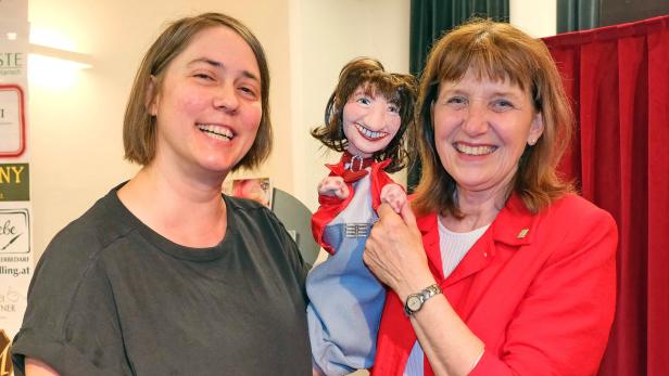 Zwei Frauen mit einer Handpuppe