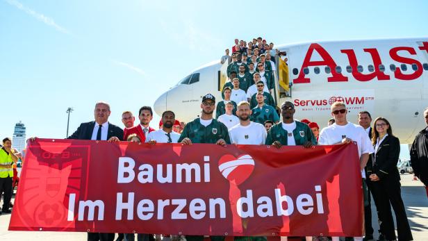 Das ÖFB-Team präsentiert vor dem AUA-Flieger ein Transparent für Baumgartner.
