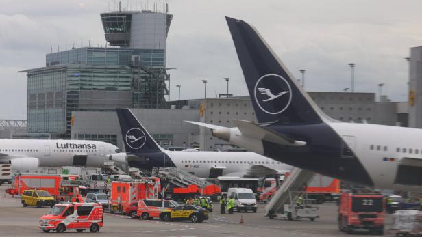Several injured in Boing 787 collapse in Frankfurt
