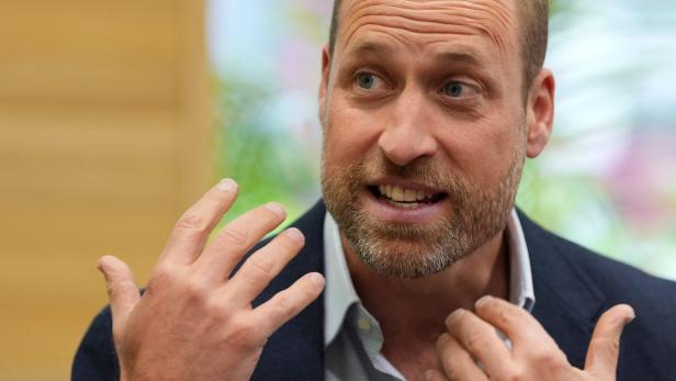 Prinz William spricht gestikulierend in einem hellen Hemd und einem dunklen Sakko.