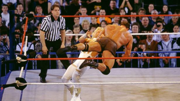 Wrestling-Szene aus den 90ern. Superman greift aus der Luft an Blondie scheint beeindruckt