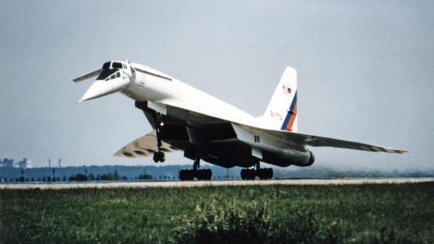 Ein weißes Überschallflugzeug vom Typ Tupolew Tu-144 hebt von einer Startbahn ab.