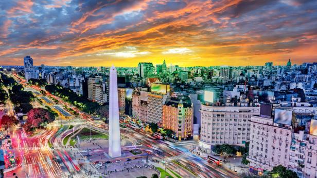 Der Obelisk von Buenos Aires überragt bei Sonnenuntergang den dichten Verkehr auf der Avenida 9 de Julio.