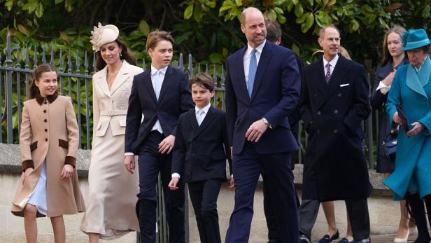 Prinz William, Prinzessin Catherine und ihre Kinder George, Charlotte und Louis gehen gemeinsam mit weiteren Mitgliedern der britischen Königsfamilie, darunter Prinz Edward.