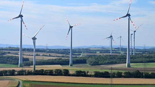 ++ THEMENBILD ++ WINDPARK / WINDENERGIE / WINDKRAFT / WINDRÄDER / ENERGIE / STROM / ÖKOSTROM / VERBUND