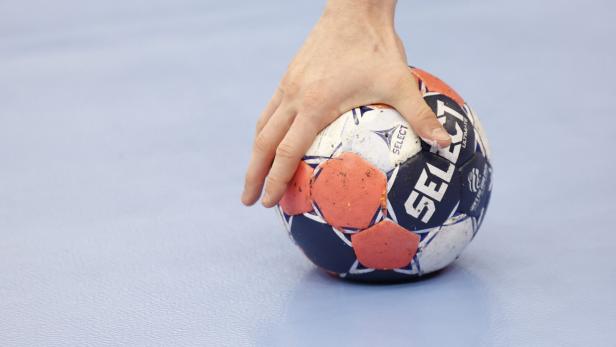 ++ THEMENBILD ++ SPORT / HANDBALL / MANNSCHAFTSSPORT / BALL