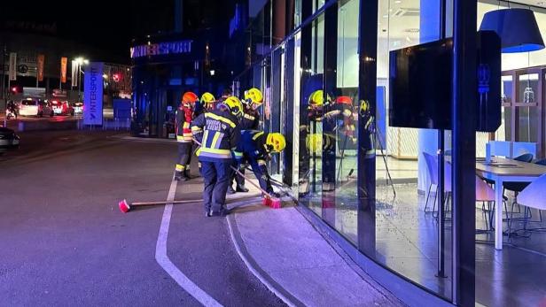 Aufräumarbeiten der FF Krems nach dem Unfall.