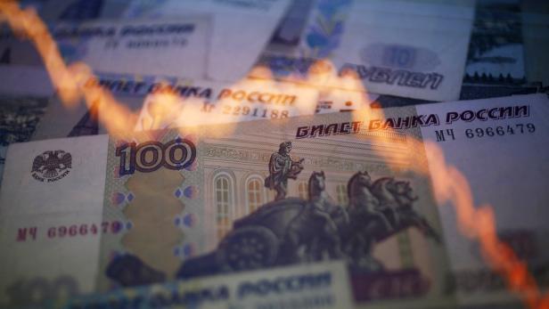 Eine fallende Linie überlagert russische Rubel-Banknoten.