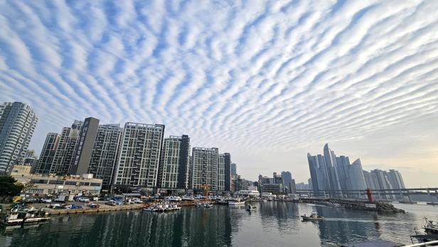 Wave-like clouds appear over Busan's Gwanganri Beach