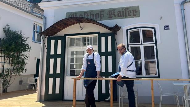 Claus Curn (re.) und sein Sohn Valentino (li.) vor dem Gasthof Kaiser