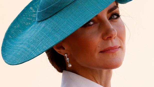 Prinzessin Kate trägt einen blauen Hut und ein blaues Kleid