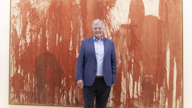 Klaus Albrecht Schröder steht vor Hermann Nitschs monumentalem „Blutorgelbild“ von 1962 im Wiener Aktionismus Museum.