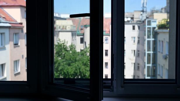 leicht geöffnetes Fenster