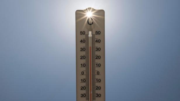 Ein Thermometer zeigt eine Temperatur um 35 Grad an.