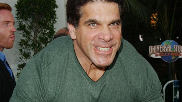 Lou Ferrigno macht eine Hulk-Pose und spannt seine Muskeln an