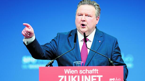 Michael Ludwig spricht vor einem blauen Hintergrund an einem Rednerpult mit der Aufschrift „Wien schafft ZUKUNFT“ der SPÖ.