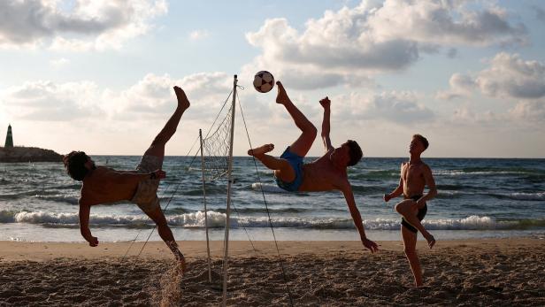 Am Meer kann man nicht nur sich sonnen und saufen, auch Footvolley ist eine Option
