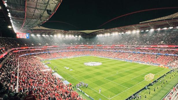 Das Innere eines Stadions mit Tausenden Fans 