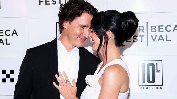 Katy Perry und Justin Trudeau lächeln einander verliebt an und posieren eng umschlungen beim Tribeca Festival in New York.