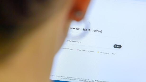 Frau nutzt ChatGPT