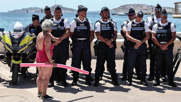 TOPSHOT-FRANCE-SECURITY-BEACH-TOURISM