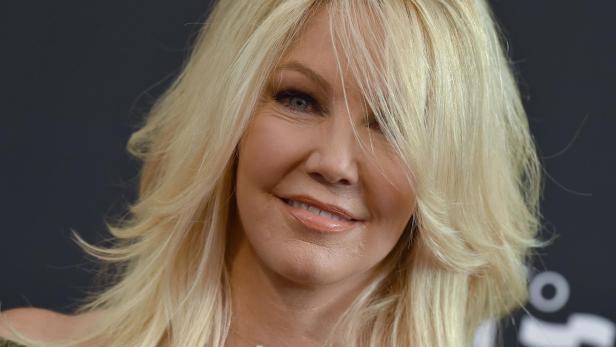 Heather Locklear mit blondem Haar und dezentem Make-up bei einem öffentlichen Auftritt.