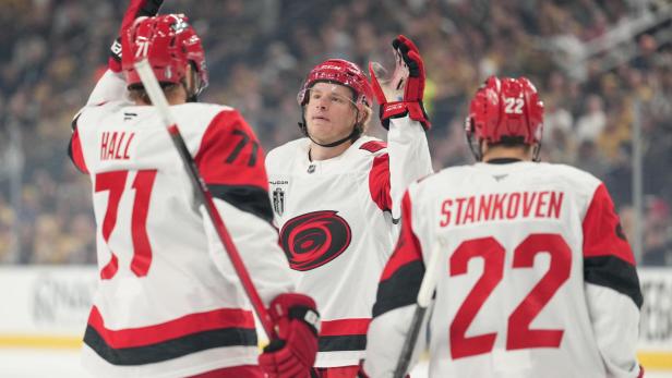Die Carolina Hurricanes bejubeln den 5:3-Sieg in der Finalserie