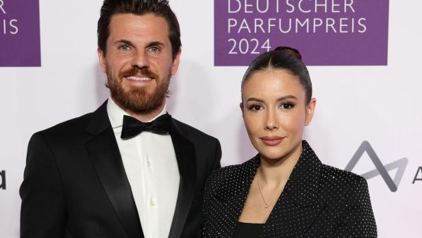 Laura und Jonas Hofmann schwarz gekleidet bei einem Event