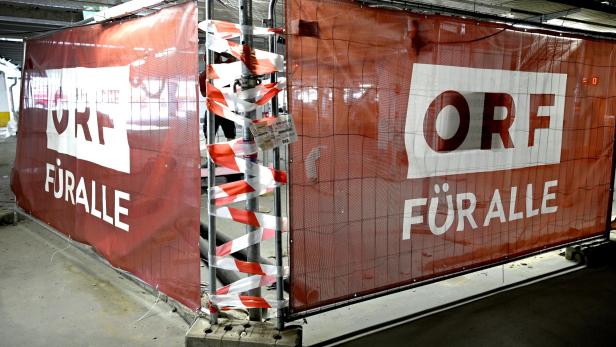 Absperrgitter mit rotem Banner und weißer Aufschrift „ORF FÜR ALLE“, dazu rot-weißes Absperrband um einen Pfosten.