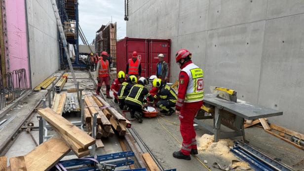 Bergung des verunglückten Arbeiters in Ebenfurth.