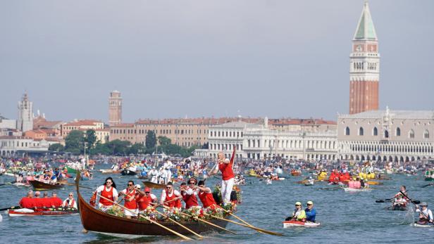 Aufnahme von der „Vogalonga“, einem nicht-wettbewerbsorientierter Rudermarathon in Venedig.