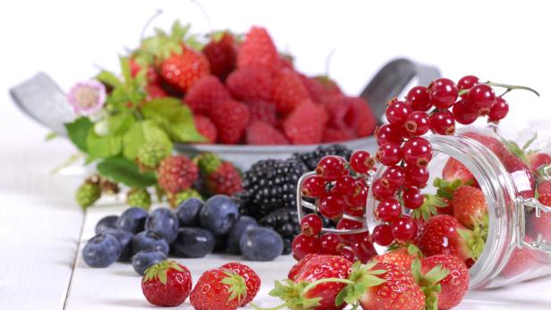 Das Bild zeigt eine Auswahl verschiedener Beeren, Himbeeren, Heidelbeeren, Ribisel, Erdbeeren.