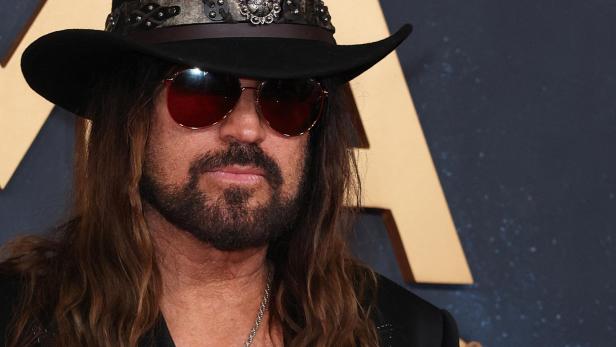 Billy Ray Cyrus mit Sonnenbrille und Hut.