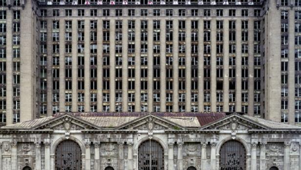 Detroit Keine Haltestelle: Ein Foto der Bahnhofsruine der Michigan Central Station ziert das Cover des Bildbandes "Ruins of Detroit" der französischen Fotografen Yves Marchand und Romain Meffre. Klicken Sie sich durch die Geisterstadt Detroit... Alle Abbildungen aus: : The Ruins of Detroit. Steidl Verlag, Göttingen 2010. 228 Seiten, 89 Euro.