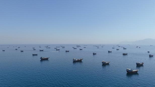 Drohnenaufnahme von Schiffen, die in der Straße von Hormuz vor Anker liegen, aufgenommen von Musandam aus.