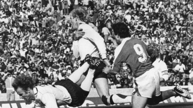 Hans Krankl kämpft gegen deutsche Spieler um den Ball.