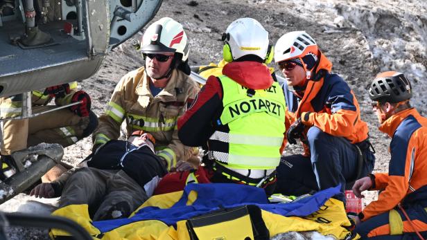 Bild einer Katastrophenschutzübung mit Notarzthubschrauber.