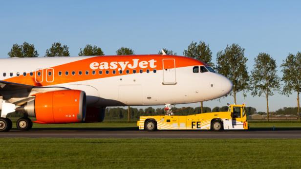 Der TaxiBot schleppt eine A320 von easyJet zur Startbahn.