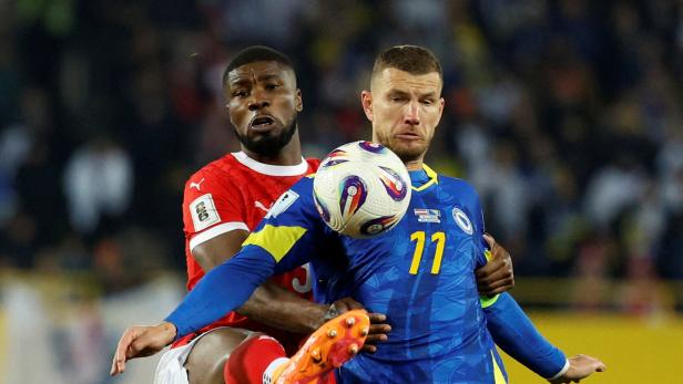 Dzeko (r.) im Duell mit Danso