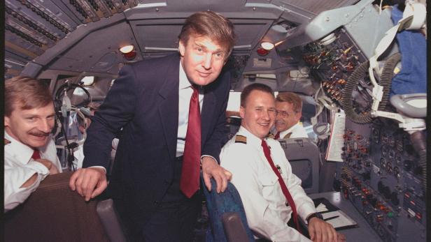 Donald Trump besucht die Besatzung des ersten Trump Shuttles.