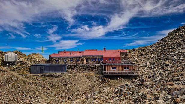 Auf 2.610 Metern: Die Glungezer Hütte in den Tuxer Alpen  in Tirol  wird ab Sommer 2027 saniert.