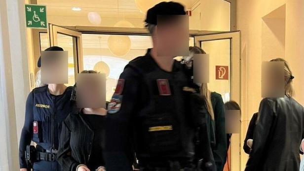 Zwei Justizwachebeamte und eine Angeklagte