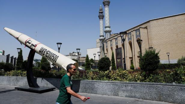 Machtdemonstration: Fake-Raketen im Teheraner Zentrum.