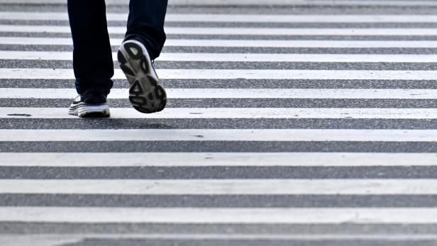 ++ THEMENBILD ++ SCHUTZWEG / ZEBRASTREIFEN / FUSSGÄNGERÜBERGANG /FUSSGÄNGER / STRASSENVERKEHR / SICHERHEIT