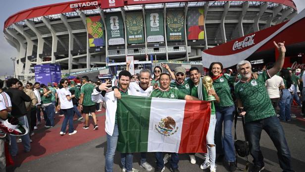 Mexikanische Fans vor dem Aztekenstadion