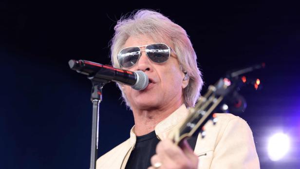 Das Bild zeigt den US-Rocksänger Jon Bon Jovi bei einem Konzert.