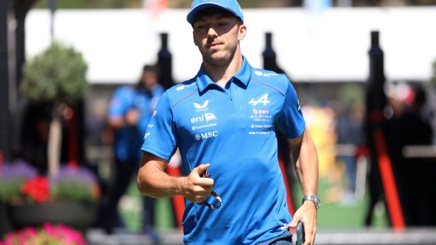 Pierre Gasly läuft durch das Fahrerlager in Barcelona.