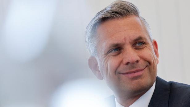 Energy Minister Hattmannsdorfer visits Vienna's oil harbour Lobau