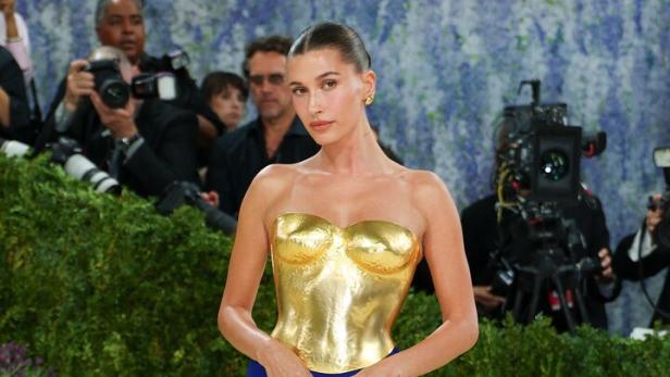 Model Hailey Bieber mit trainierten, eleganten Armen
